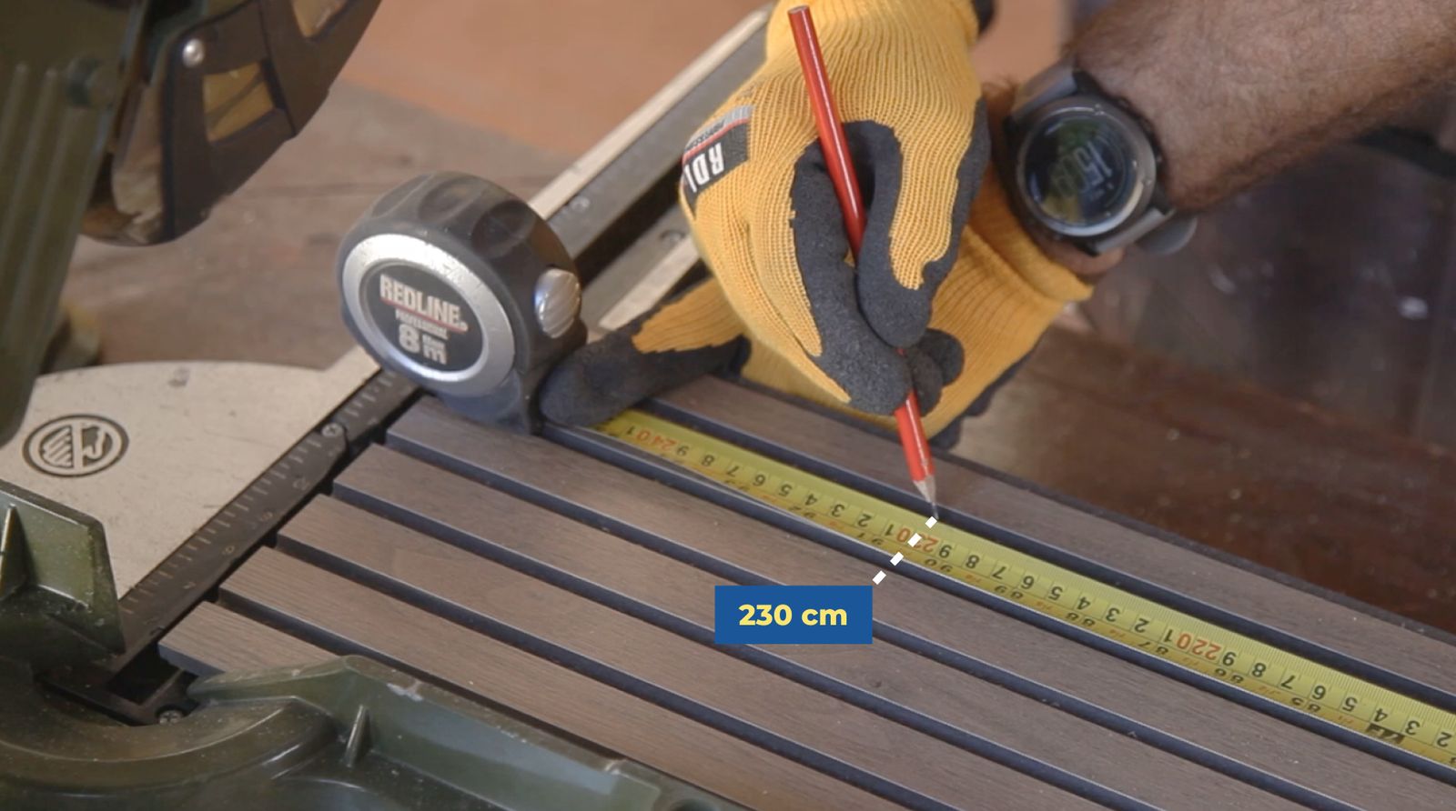 Marca de 230 cm en revestimiento de madera