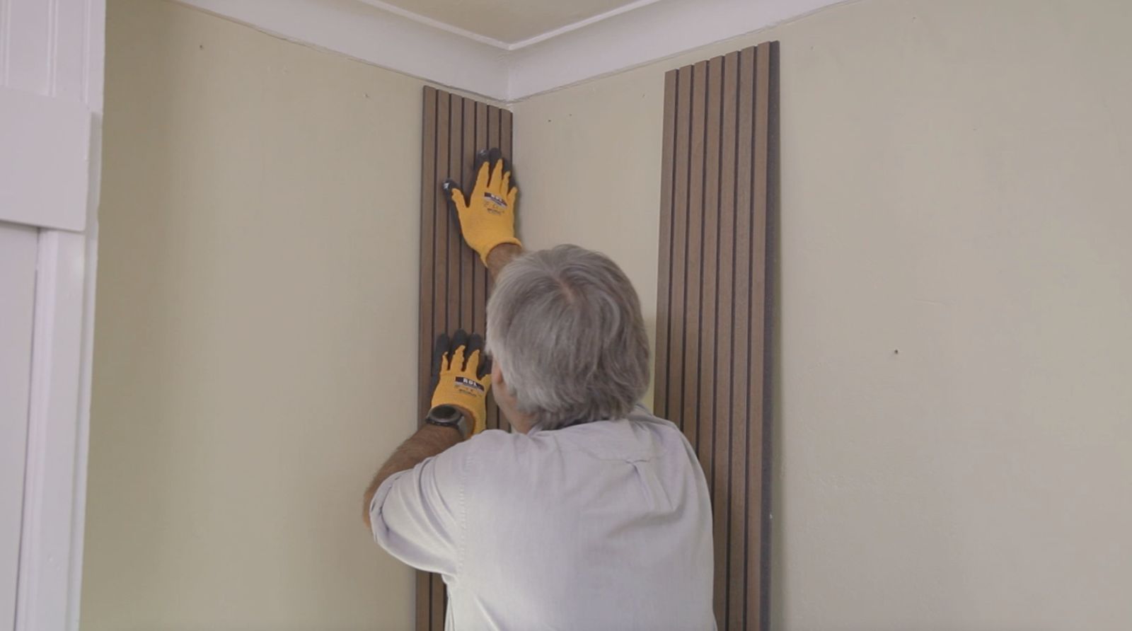 Pegado del revestimiento de pared en cuarto gamer
