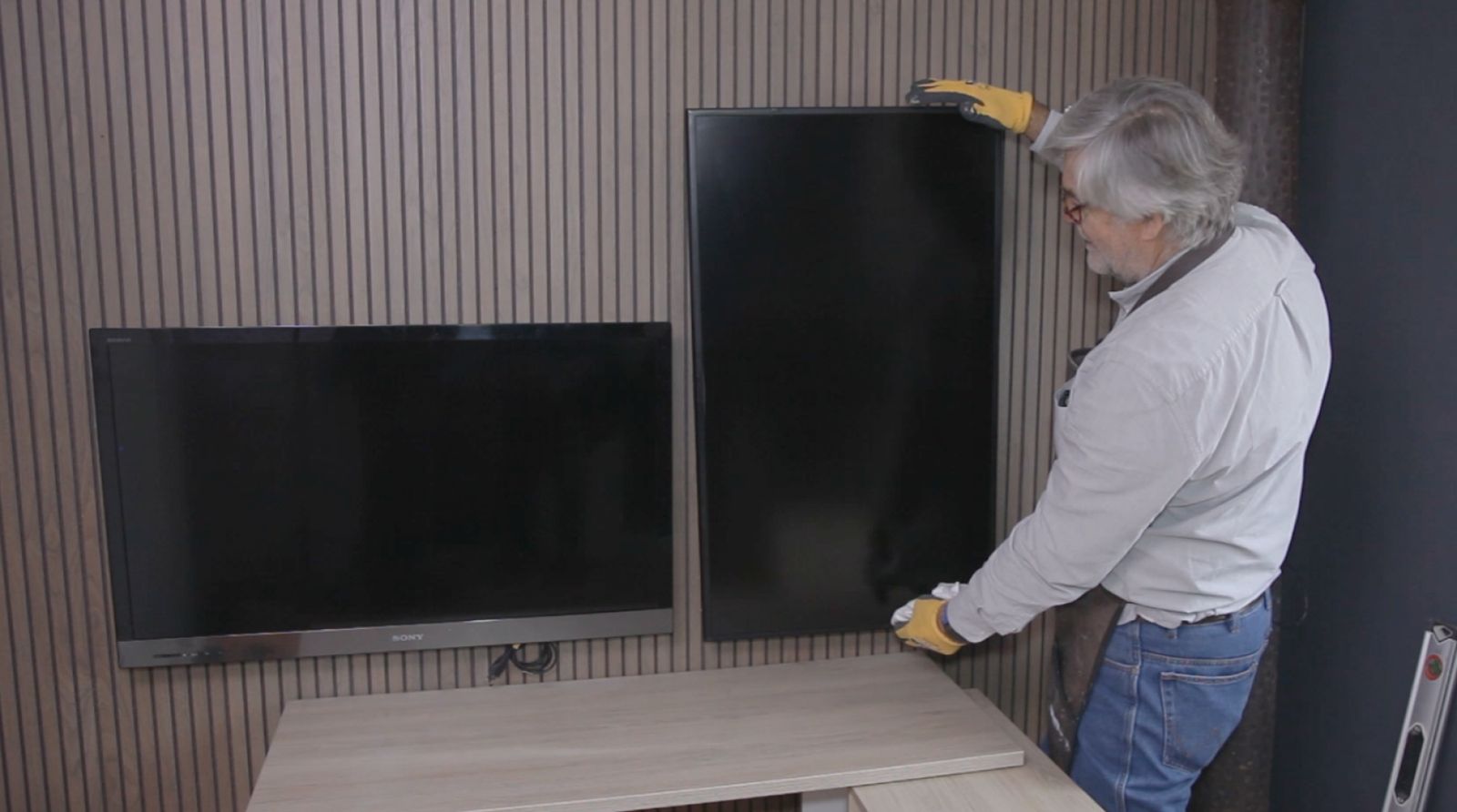 Monitores instalados en cuarto gamer