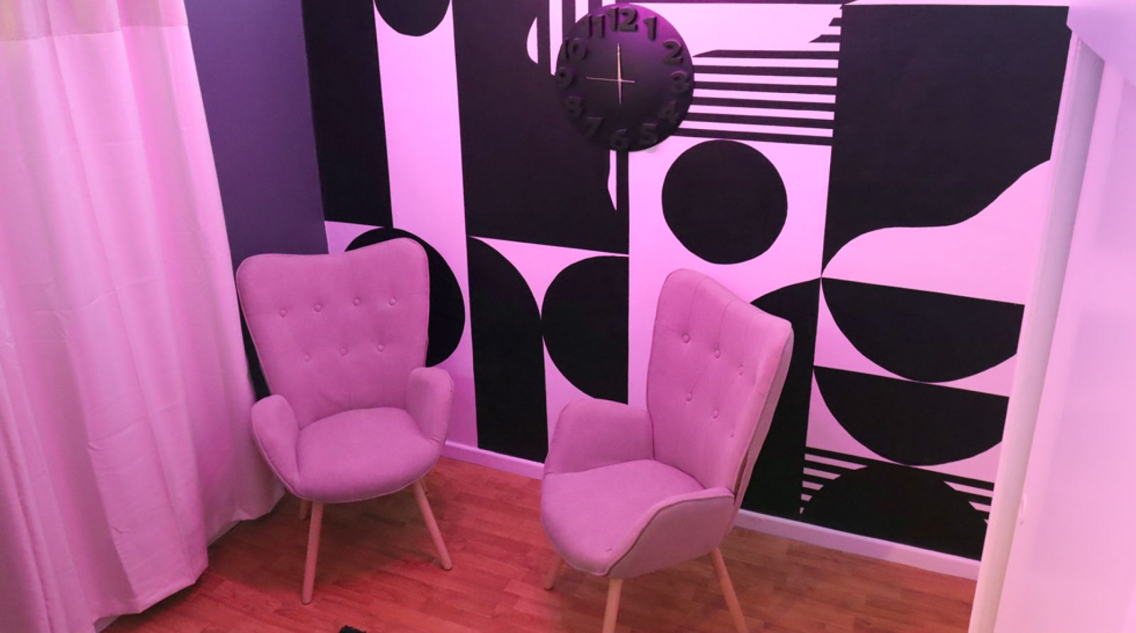 Cuarto gamer con muro decorativo