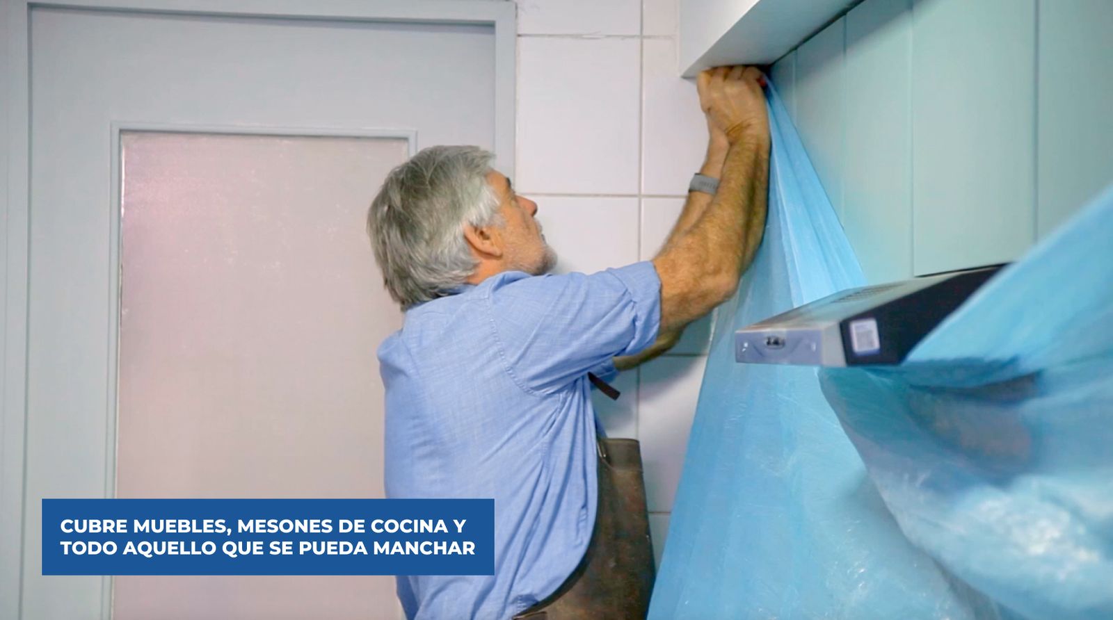 Cubre los muebles y mesones con plástico o cartón