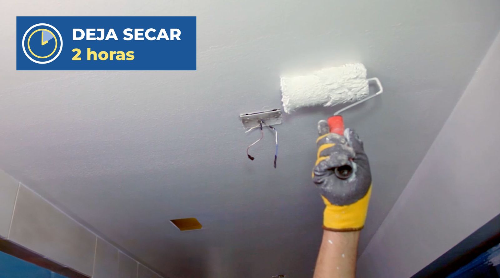 Secado de 2 horas de la segunda mano de esmalte al agua en el techo