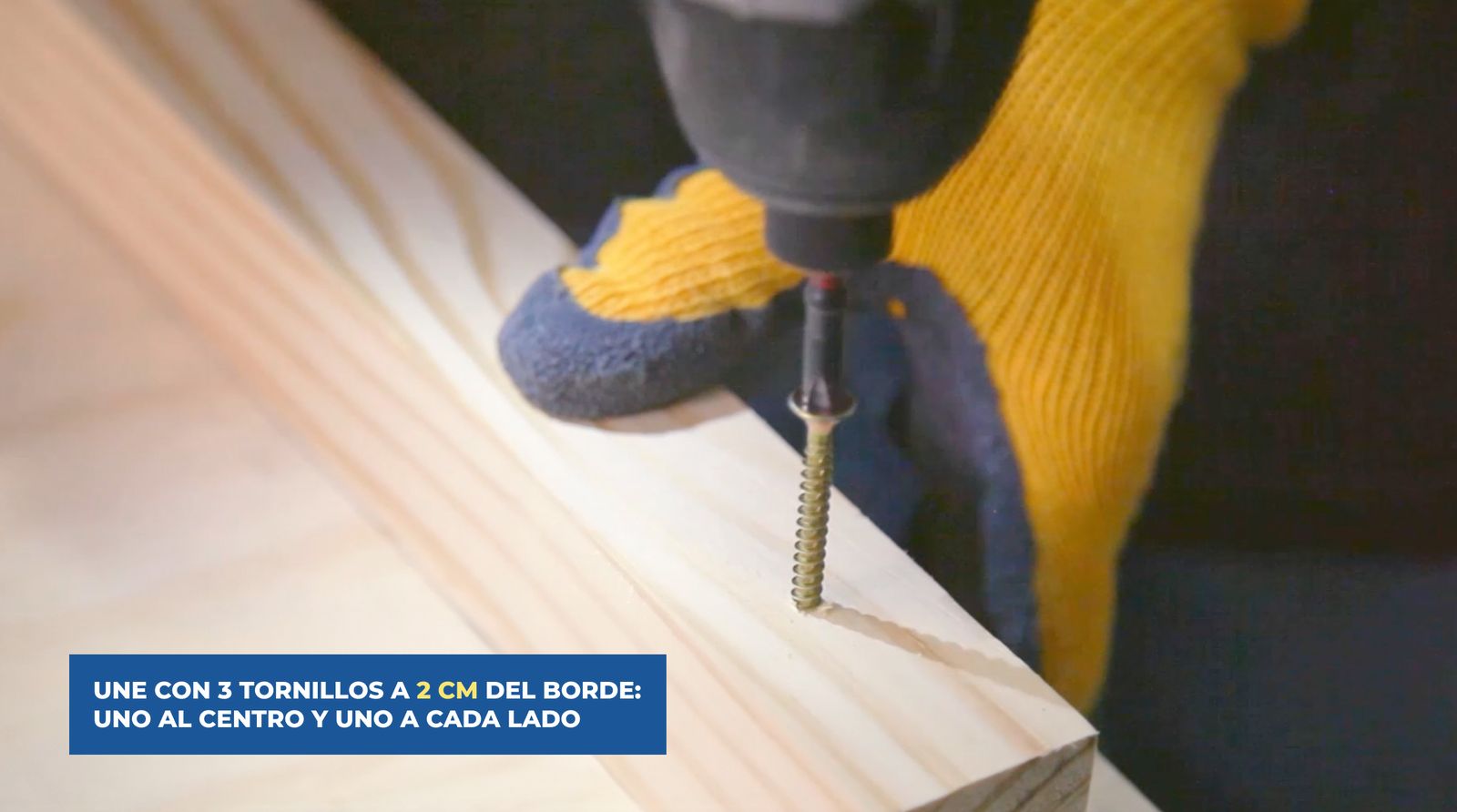 Unión con tornillos de trozo de pino seco cepillado