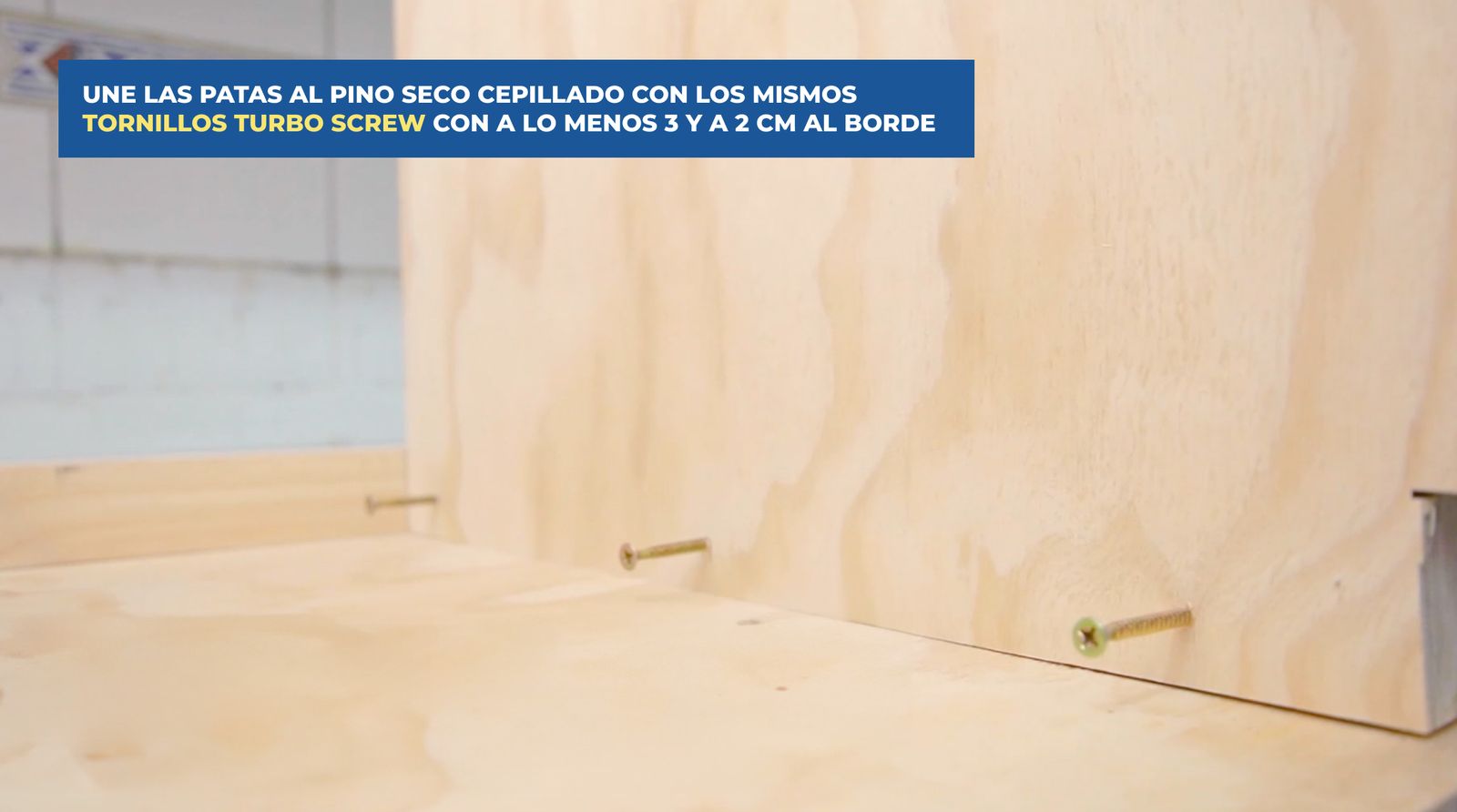 Unión de las patas con tornillos al mesón largo
