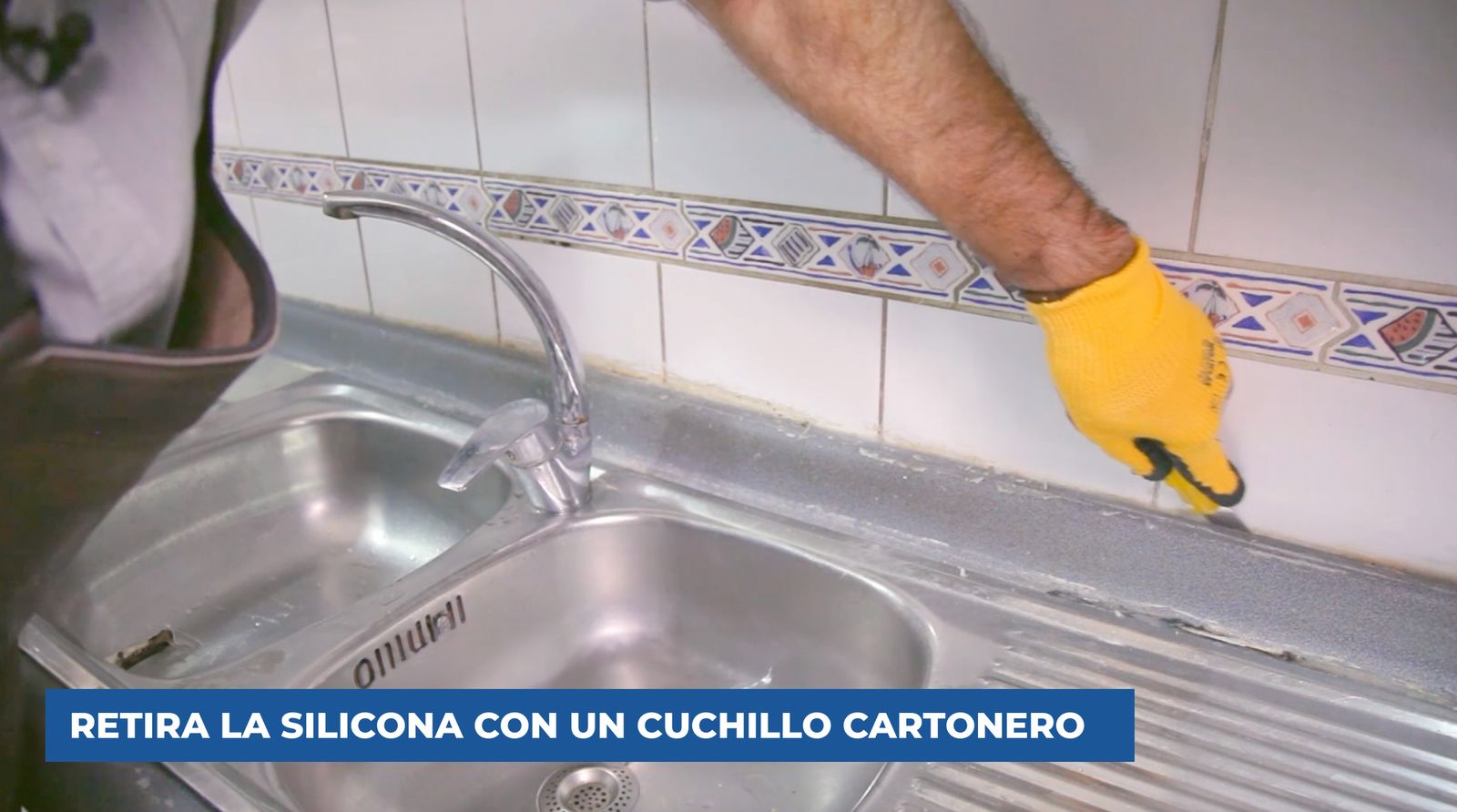 Usa cuchillo cartonero para cortar la silicona