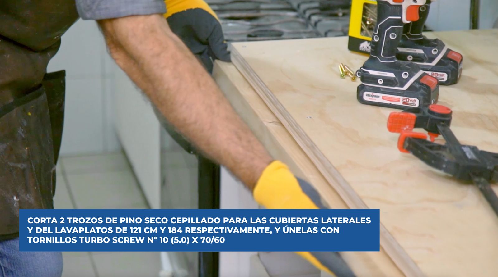 Fijación de pino seco cepillado en muebles laterales