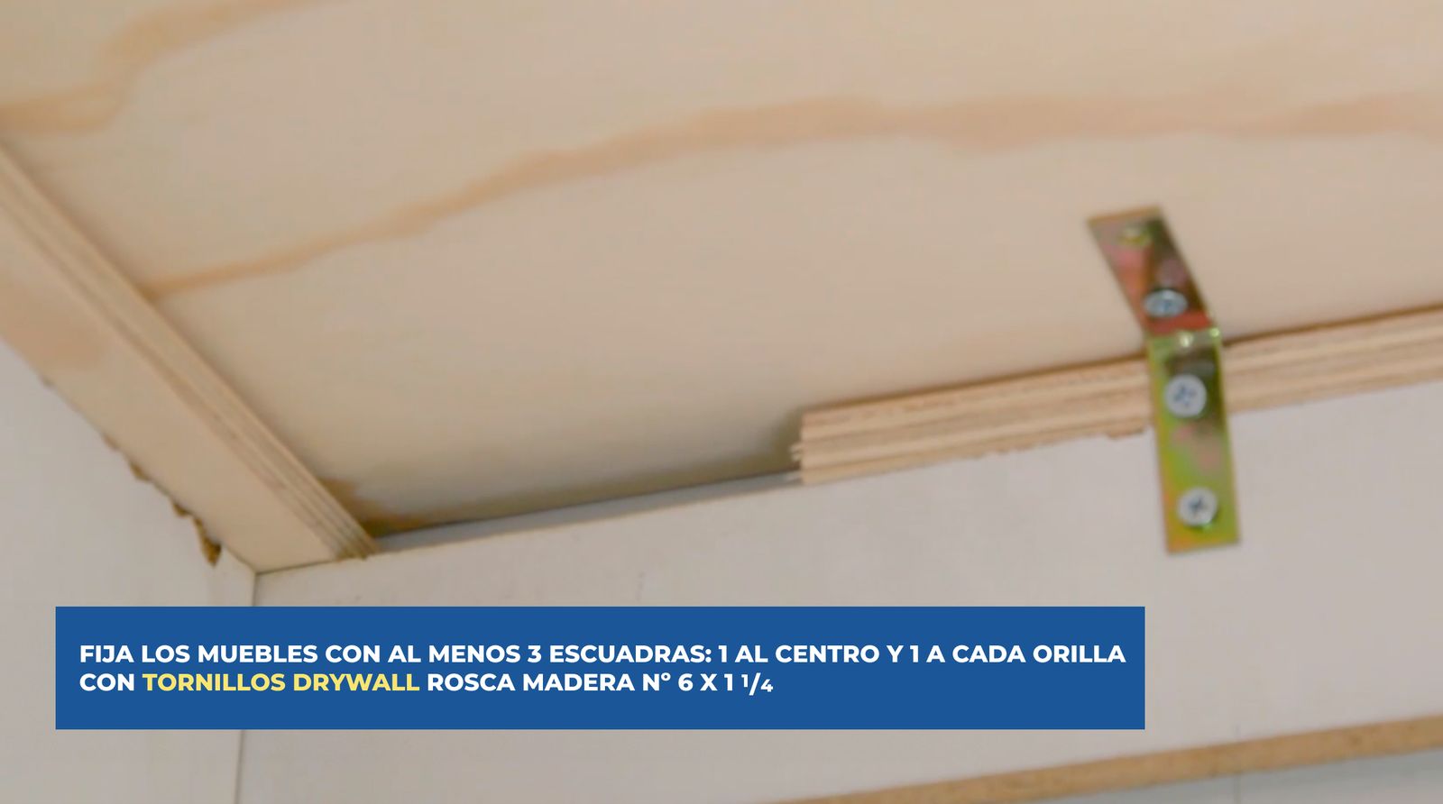 Fijación de cubiertas de muebles laterales a la pared con escuadras