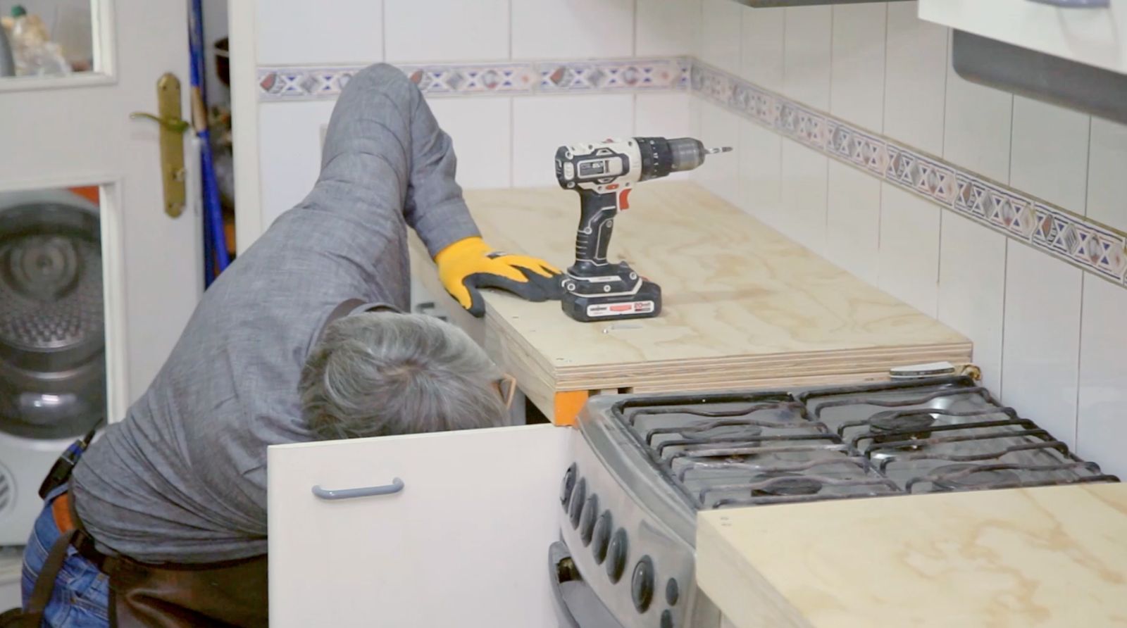Fijación por el interior de muebles con escuadras a la pared