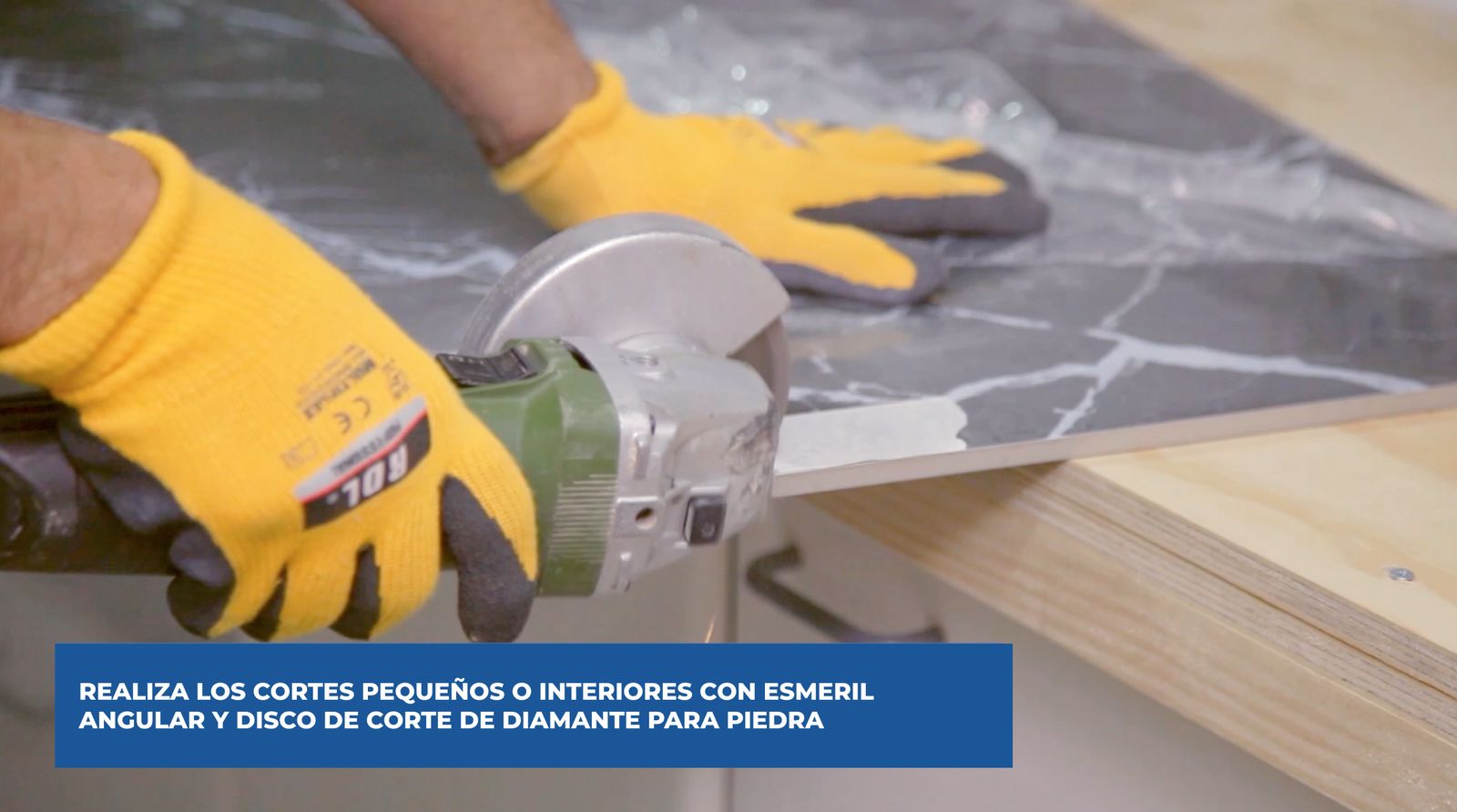Corte con esmeril angular del calado en plancha de porcelanato