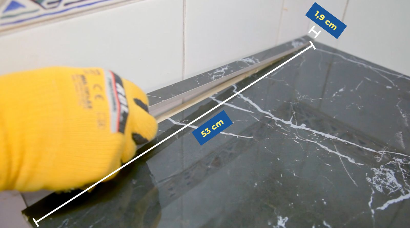 Pegado de trozo faltante para cubierta de porcelanato en mueble lateral