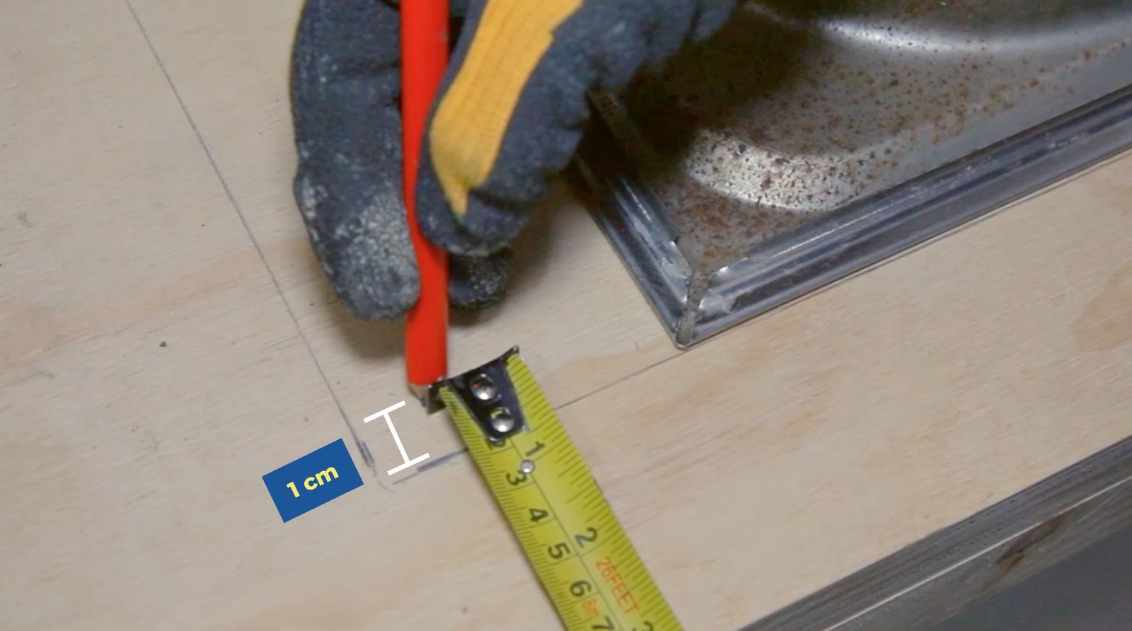 1 cm al interior del contorno del lavaplatos