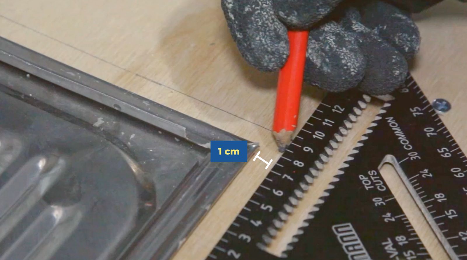 Marcar contorno del lavaplatos con 1 cm menos