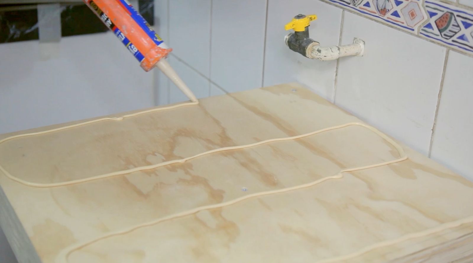 Aplicación de adhesivo de montaje para pegar cubierta de porcelanato
