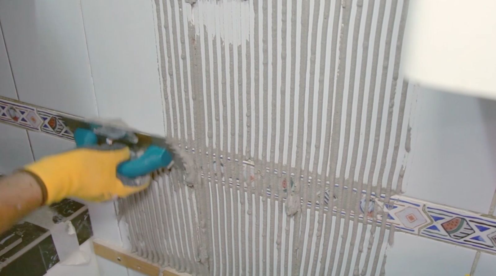 Aplicación del adhesivo para porcelanato en muro