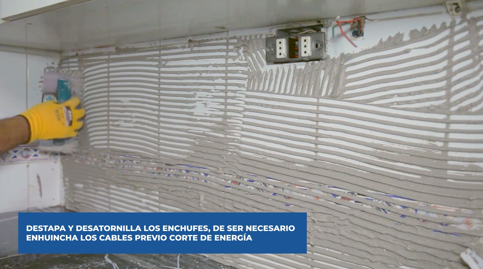 Aplicación de adhesivo de porcelanato en pared