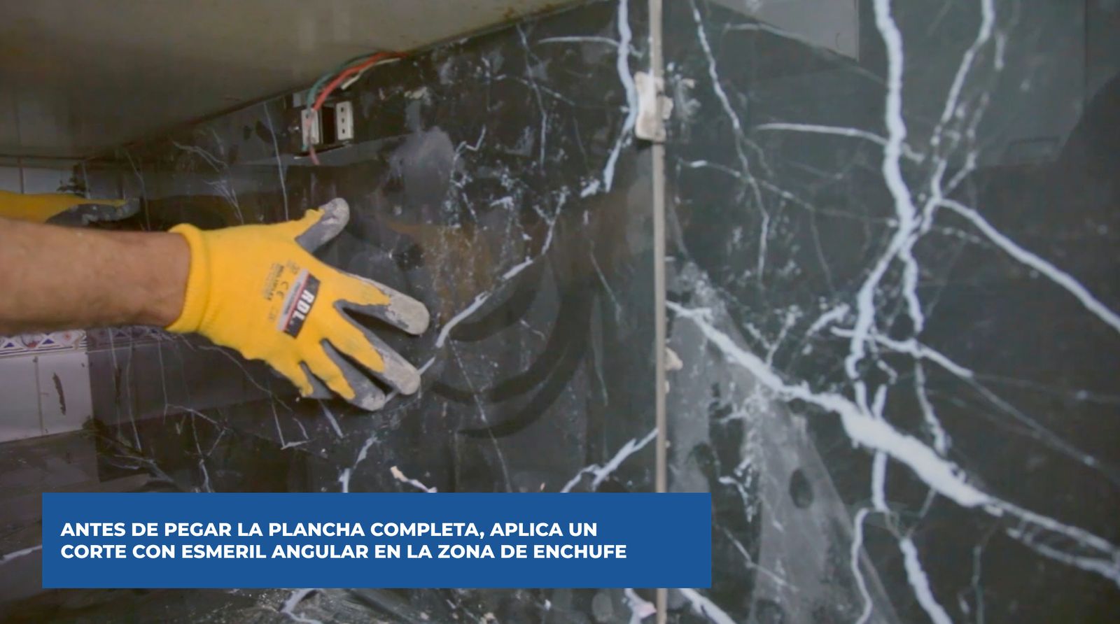 Corte con esmeril angular de calado para enchufe