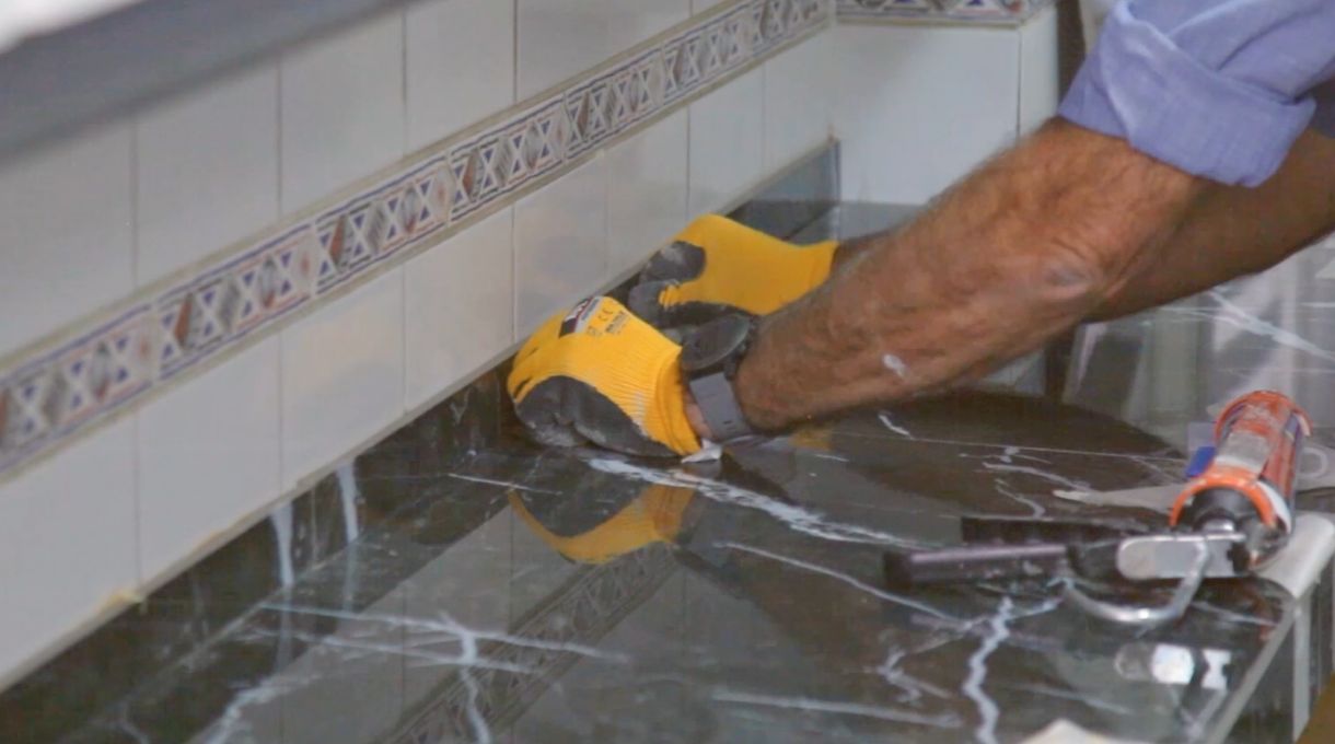 Pegado de guarda de protección en cubierta de porcelanato