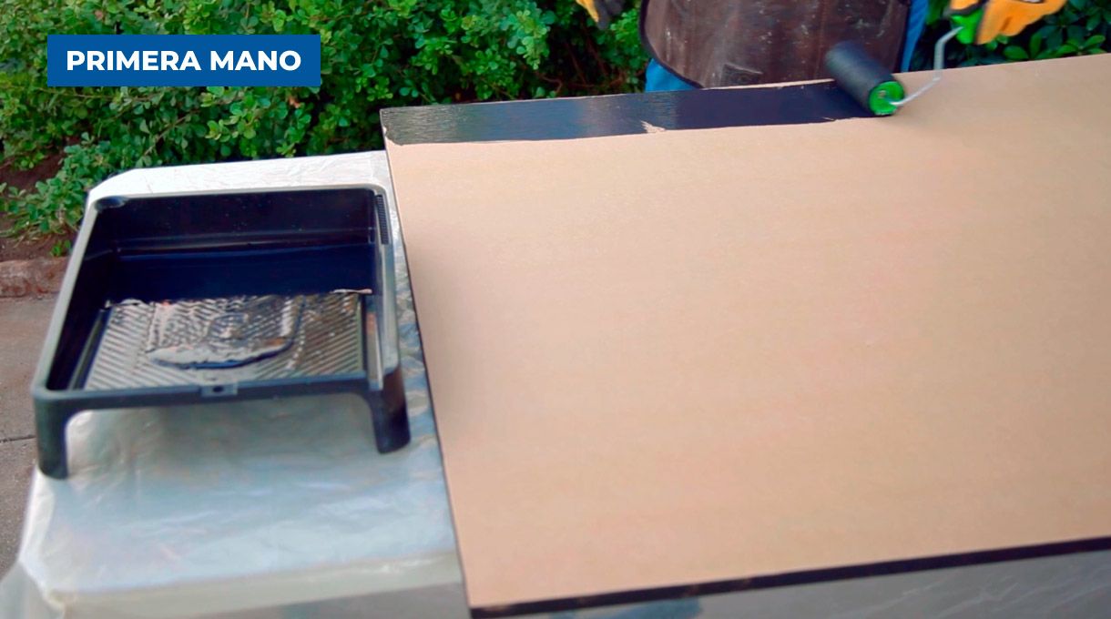 Primera mano de pintura del MDF para mueble para tv