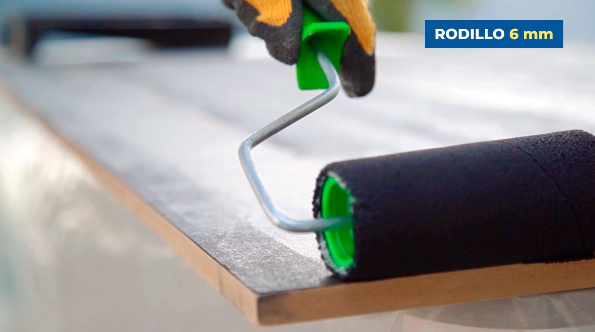 Rodillo de 6 mm pintando MDF con esmalte