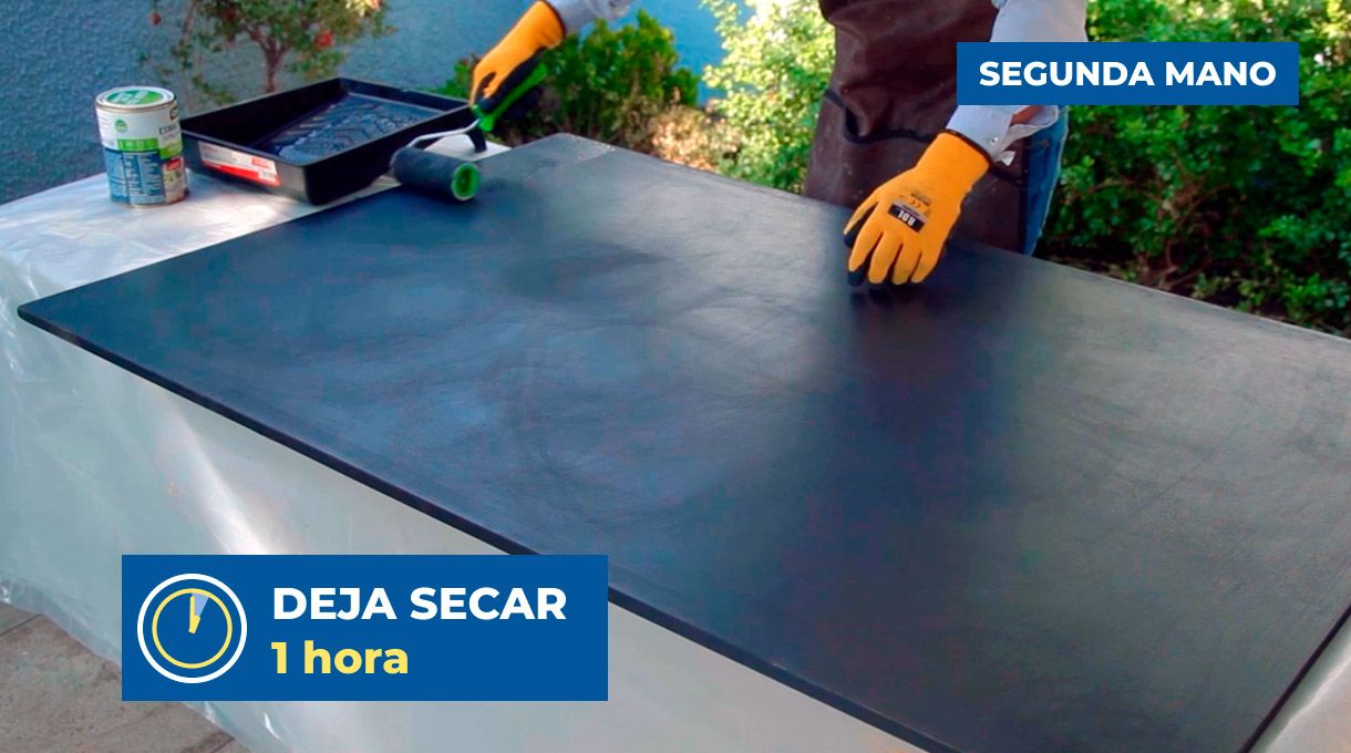 Segunda mano de esmalte al agua en MDF