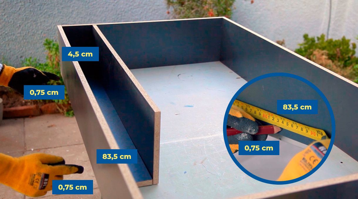 Posición de las fijaciones de las repisas largas en mueble para tv