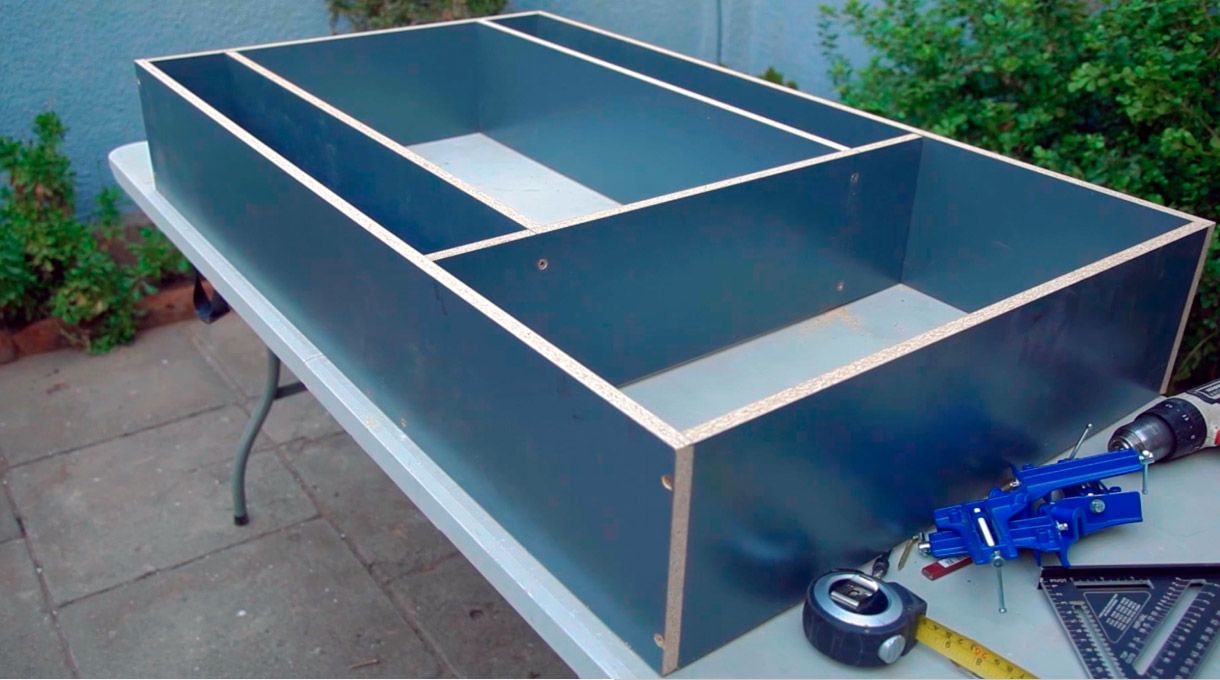 Mueble para tv con repisas largas y vertical instaladas