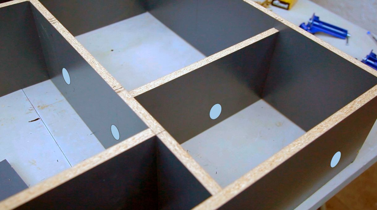 Ubicación de las perforaciones para pasar cables del tv