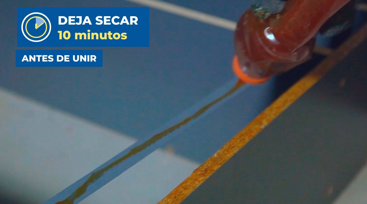 Enchapado con adhesivo y enchape de los cantos del mueble para tv