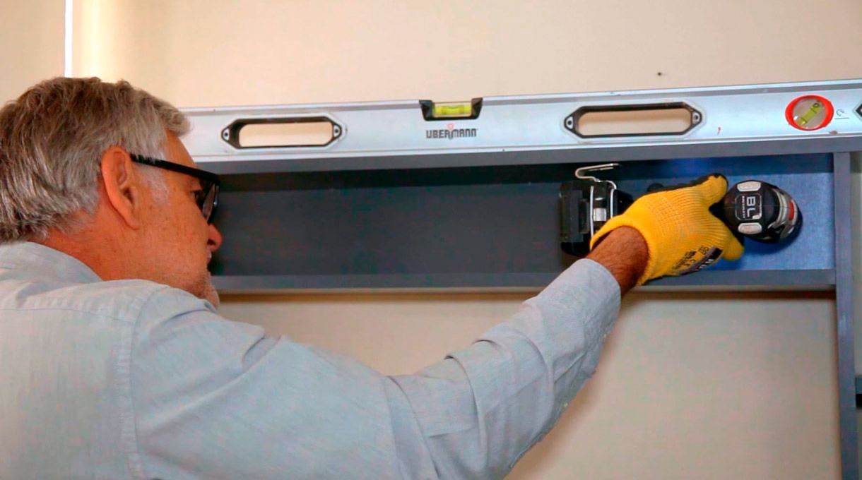 Marcado de las ubicaciones de las perforaciones para instalar mueble para tv