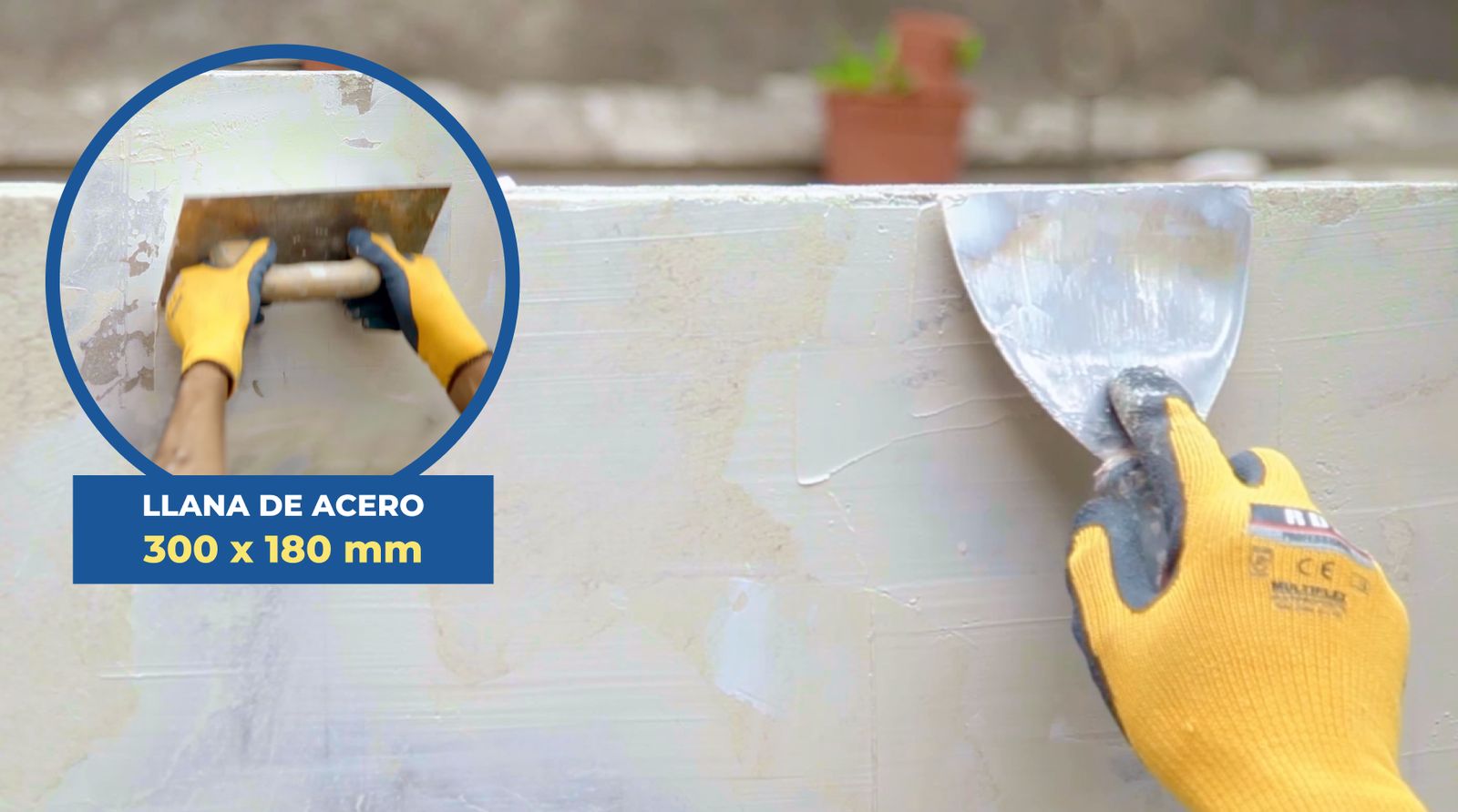 Aplicación de pasta muro con llana y espátula en pared exterior