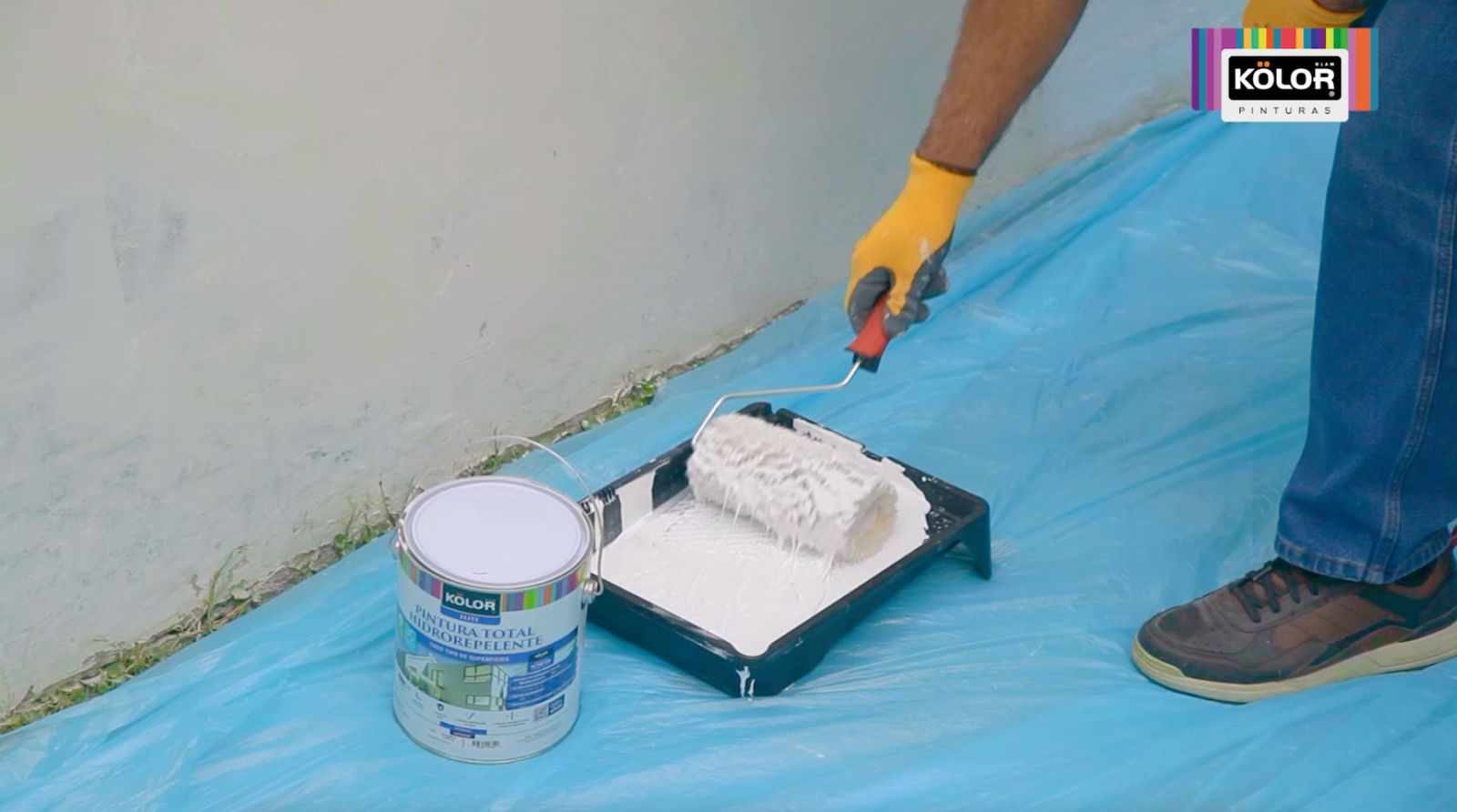 Pintura hidrorrepelente Kolor en batea