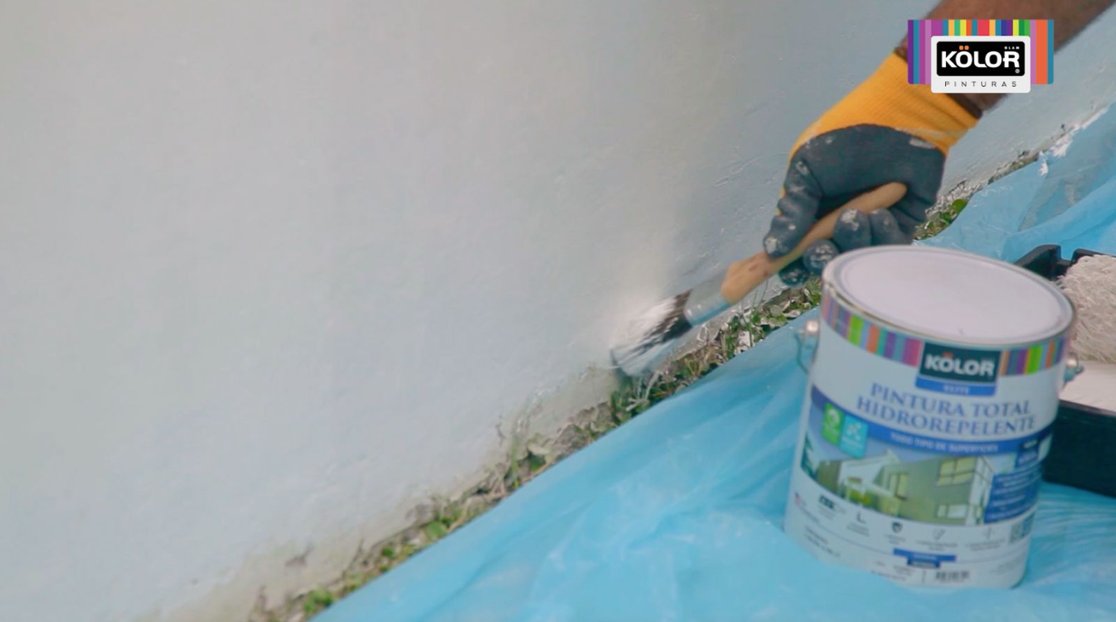 Aplicación de pintura hidrorrepelente con brocha