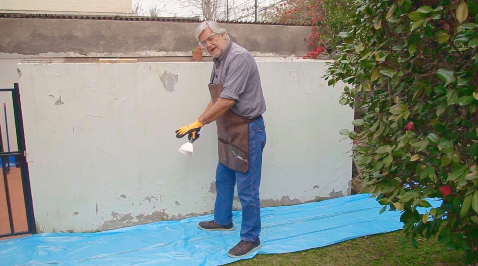 Plástico en el piso para no ensuciar con pintura descascarada