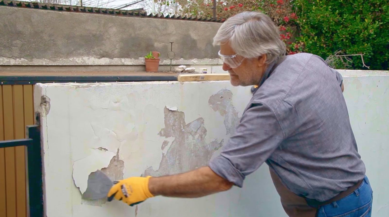 Retiro de pintura descascarada con espátula