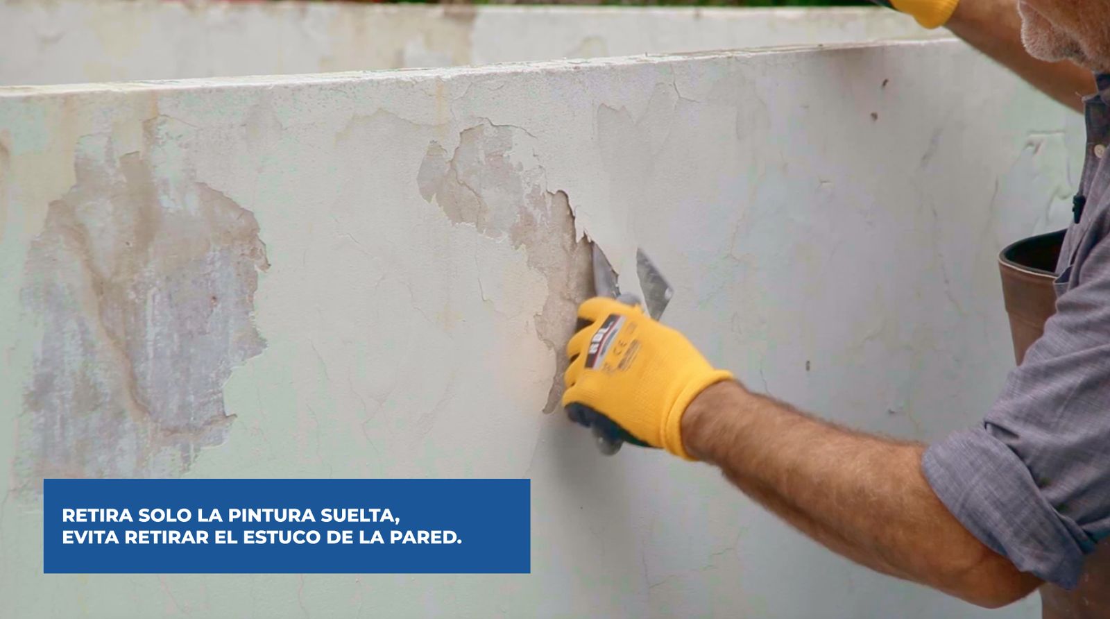 Retiro de la pintura descascarada de la pared exterior