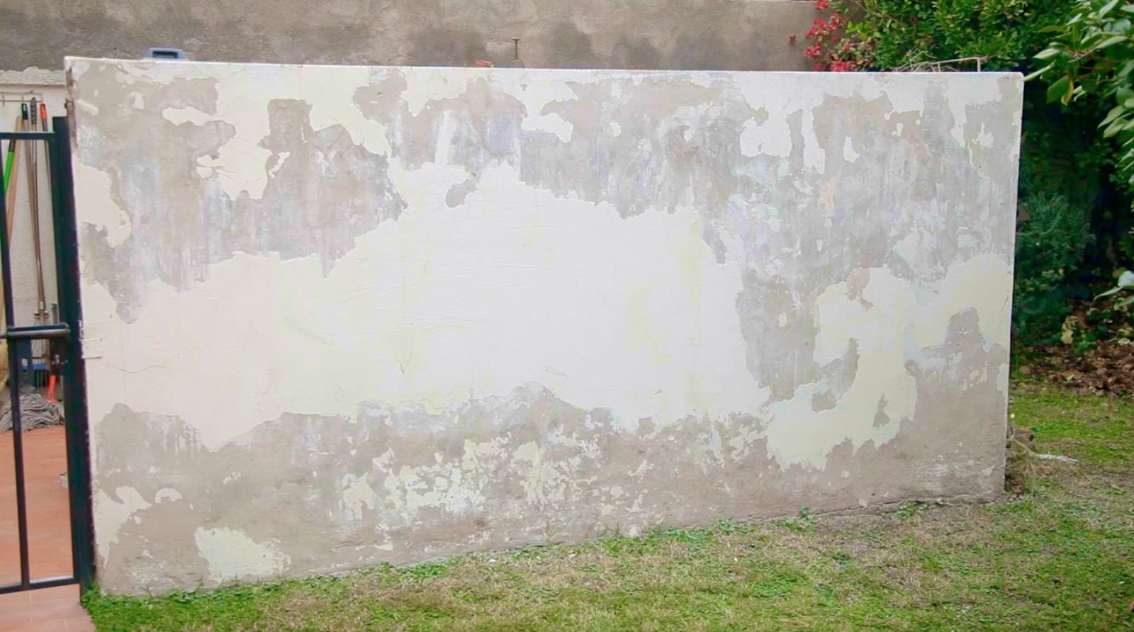 Pared exterior sin pintura descascarada