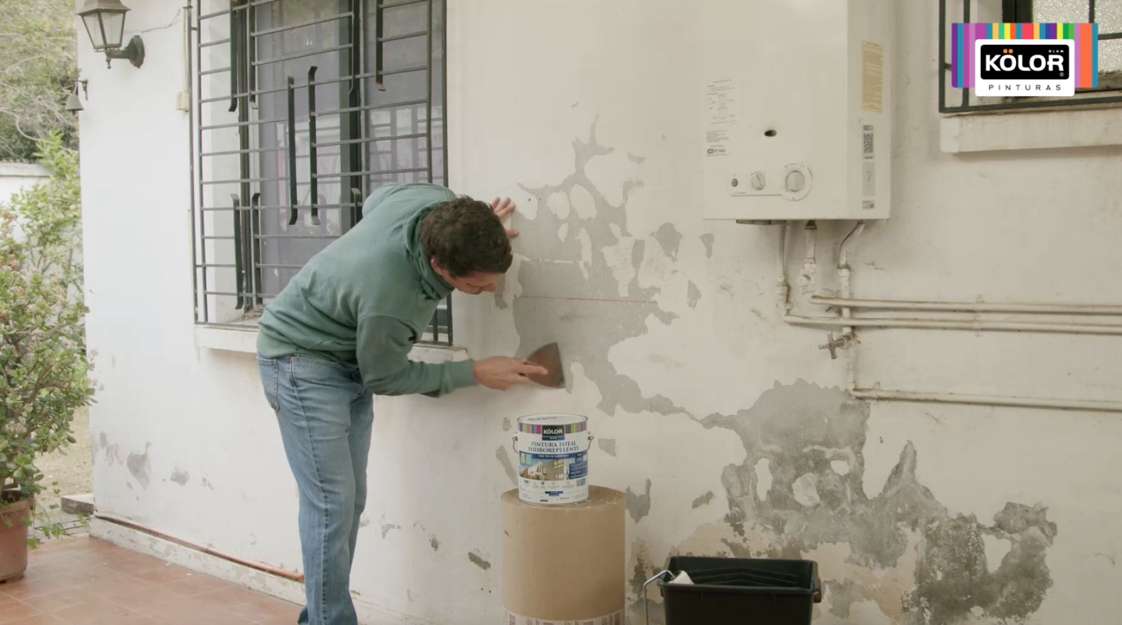 Retiro de pintura suelta con espátula