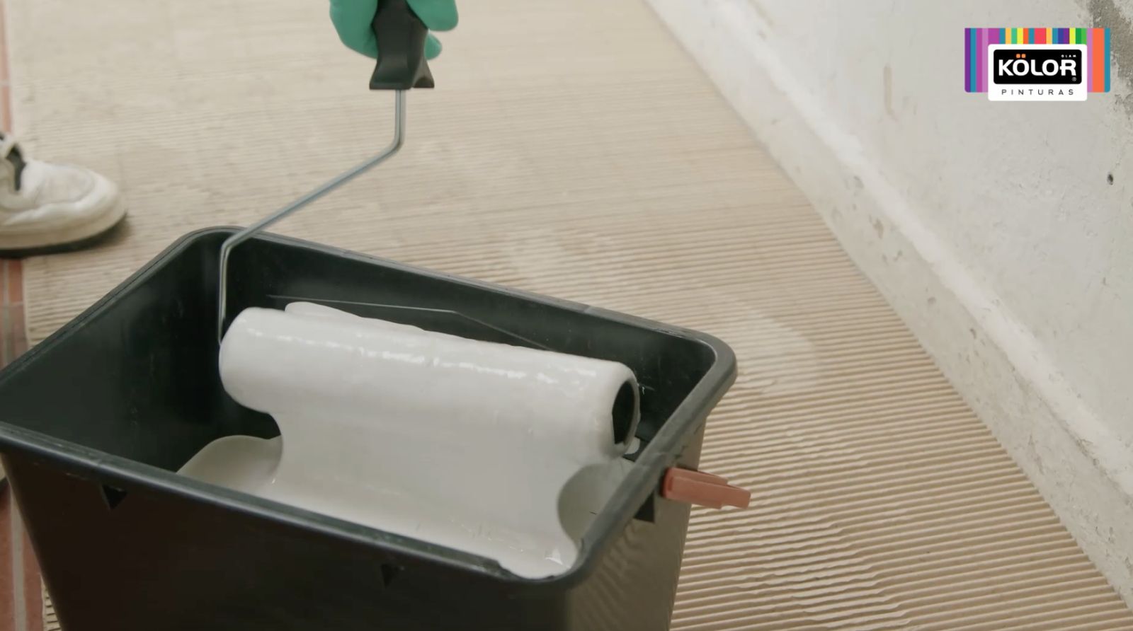 Uso de rodillo de pelo corto para pintar muro con pintura hidrorrepelente
