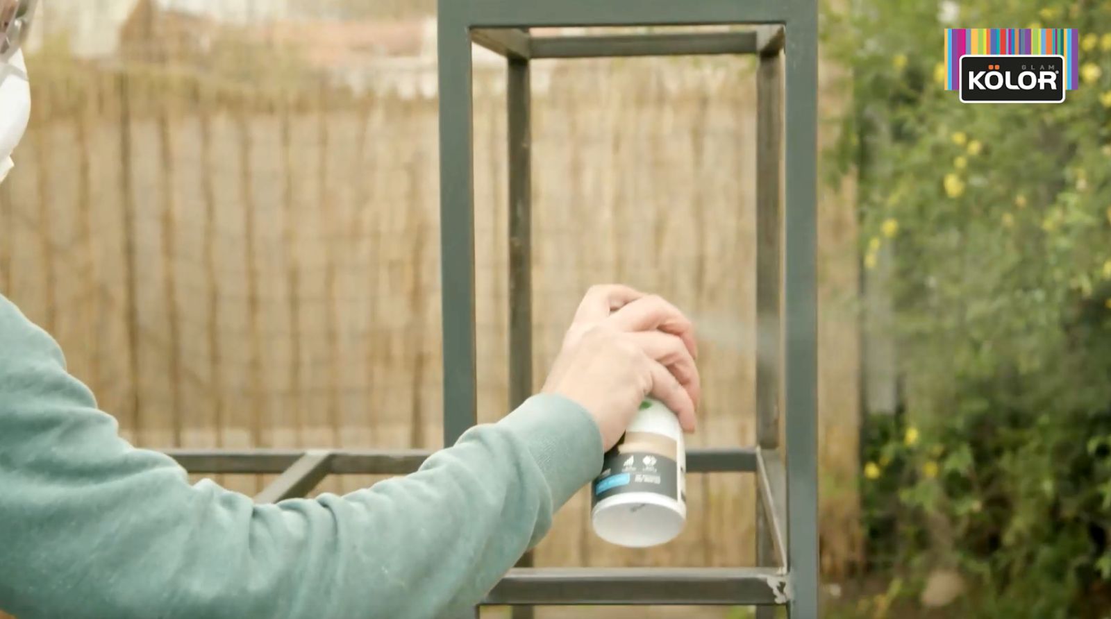 Aplicación de esmalte al agua en spray