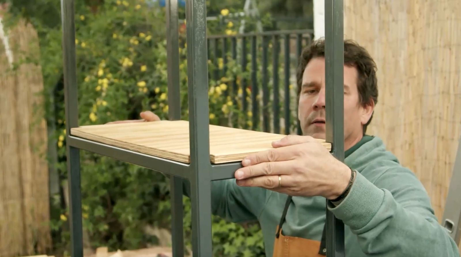 Instalación de repisas pequeñas en mueble de lavandería