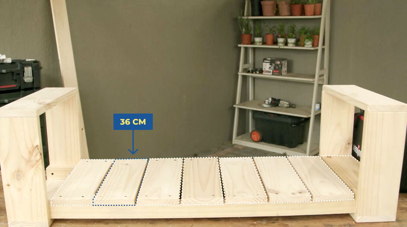 Fijación de trozos de 36 cm en parte inferior de banco de madera