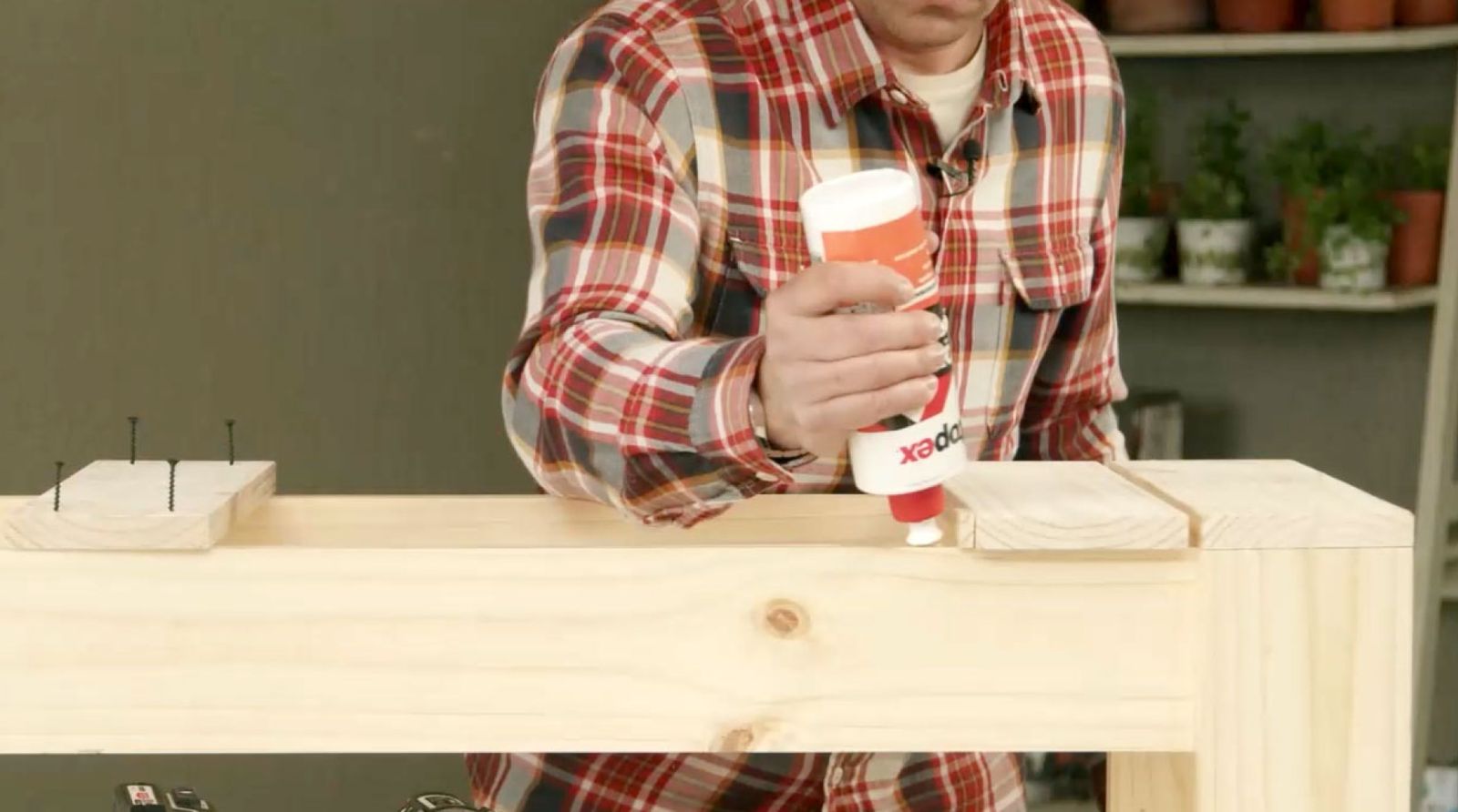 Aplicación de cola fría para fijar asiento del banco de madera