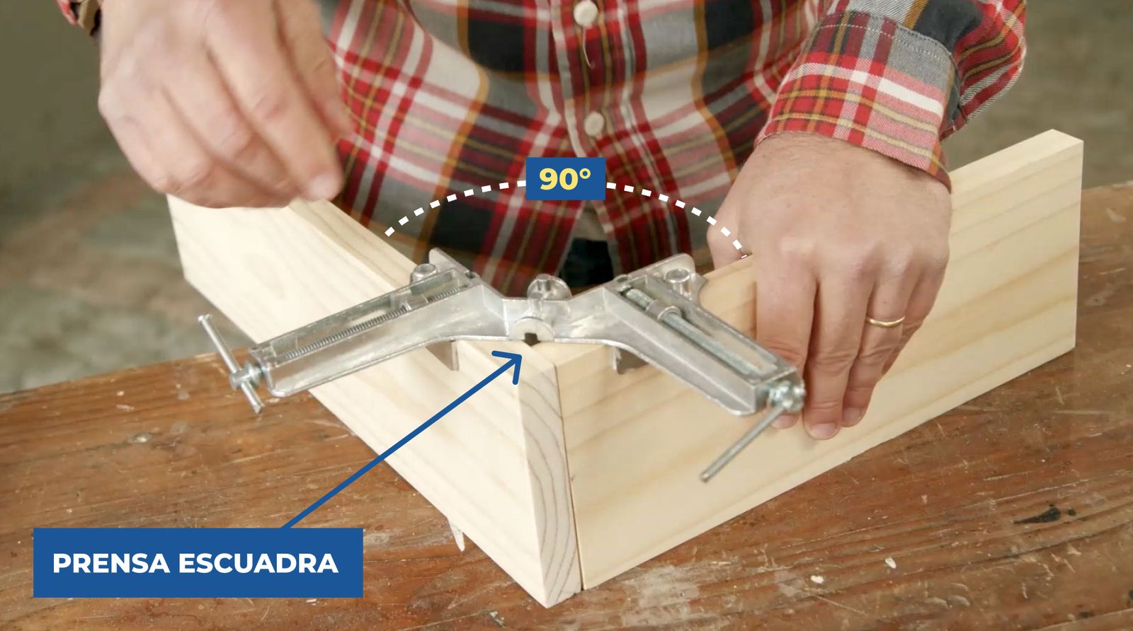 Uso de prensa escuadra para armar laterales del banco de madera