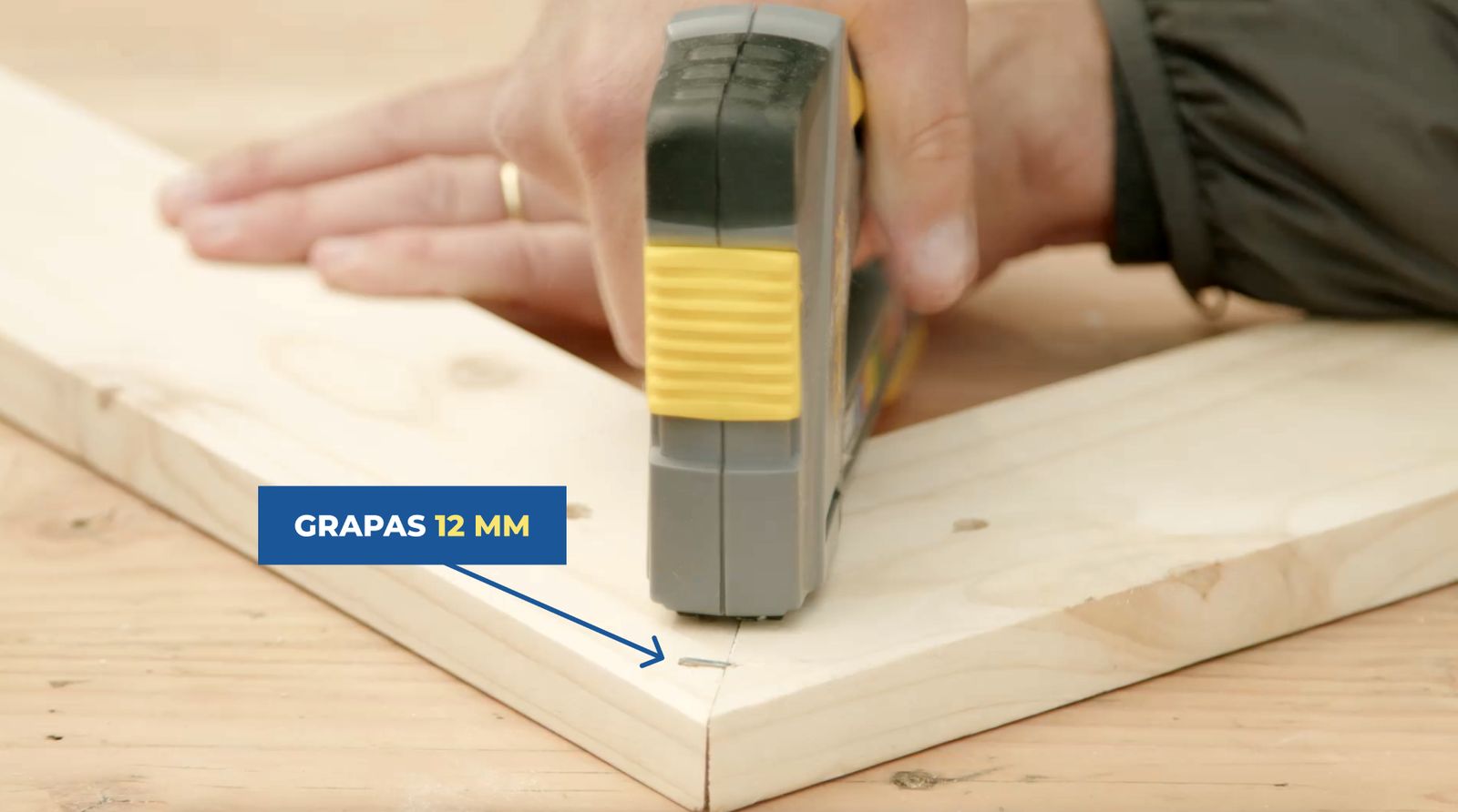 Uso de grapas de 12 mm para unir marcos de la huerta vertical