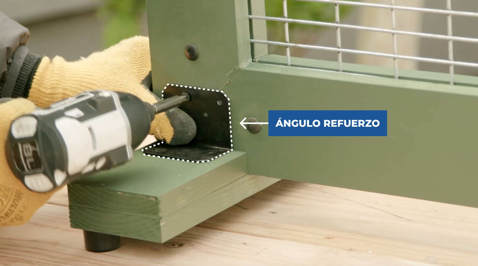 Instalación de ángulo de refuerzo en las patas de la huerta vertical