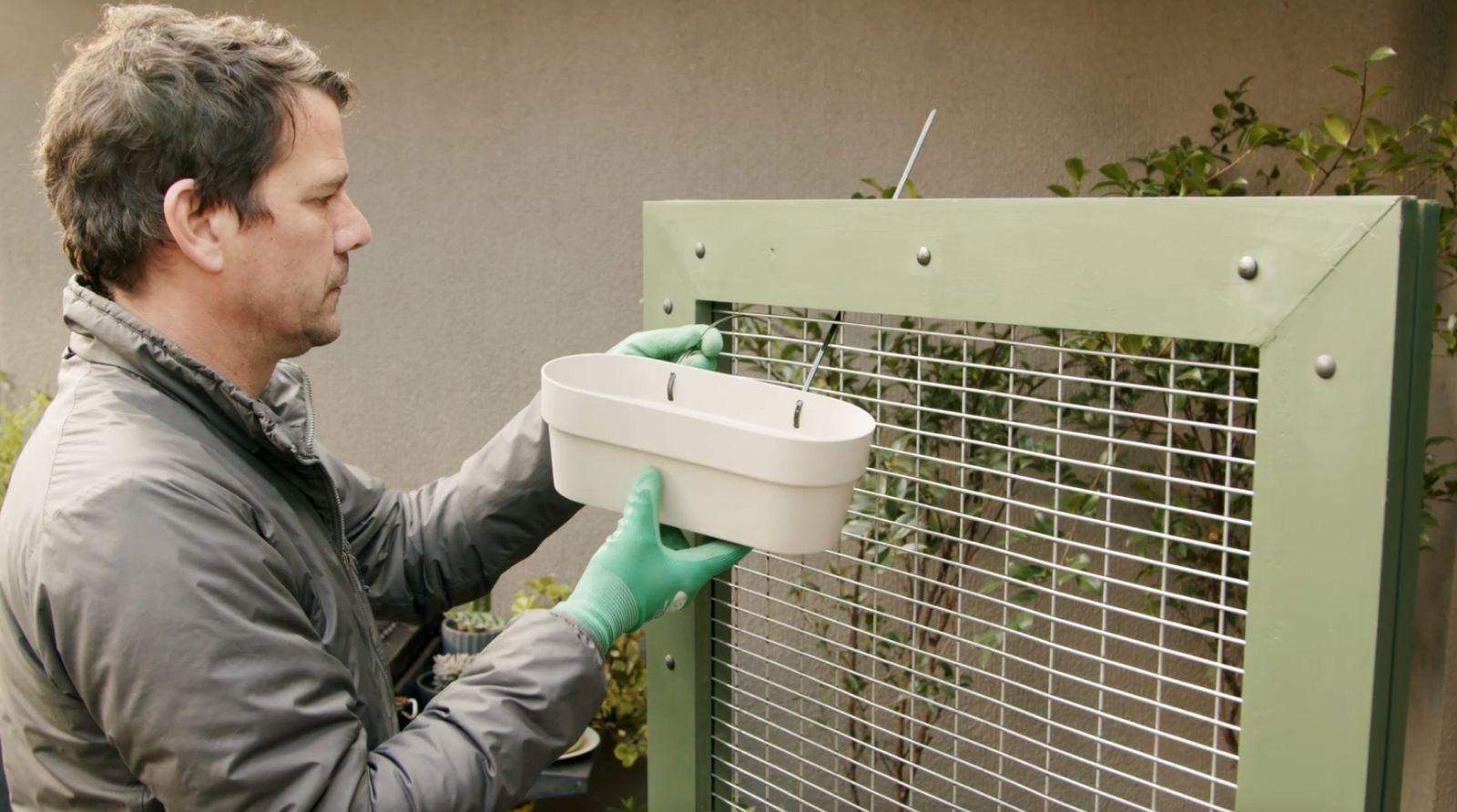 Instalación de maceteros autorregantes en huerta vertical con amarracables