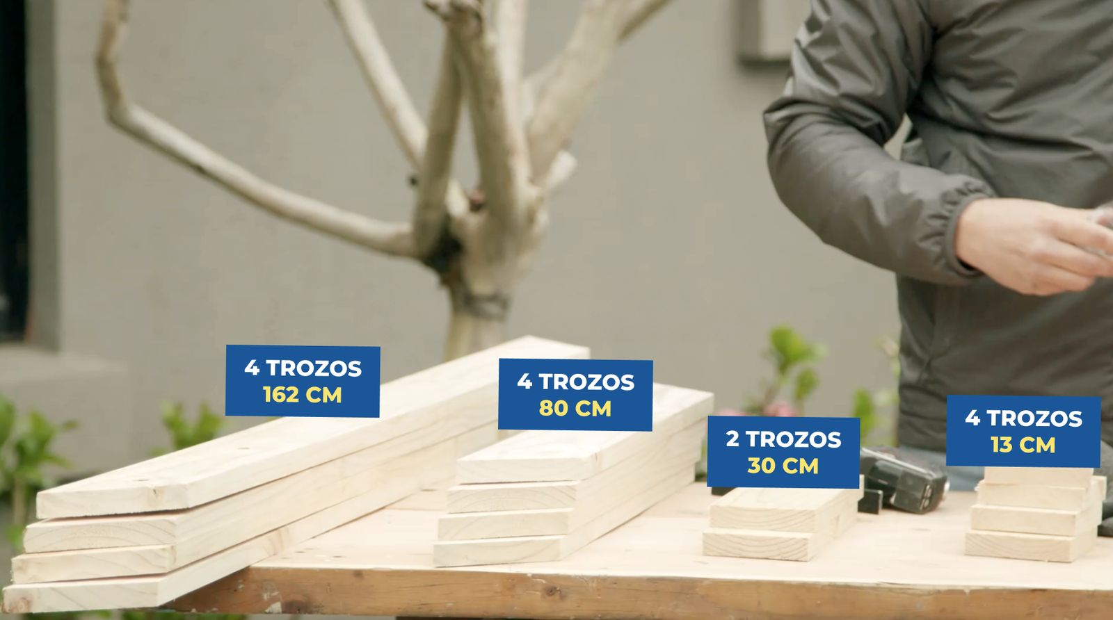 Trozos de pino cepillado para armar la huerta vertical para terraza