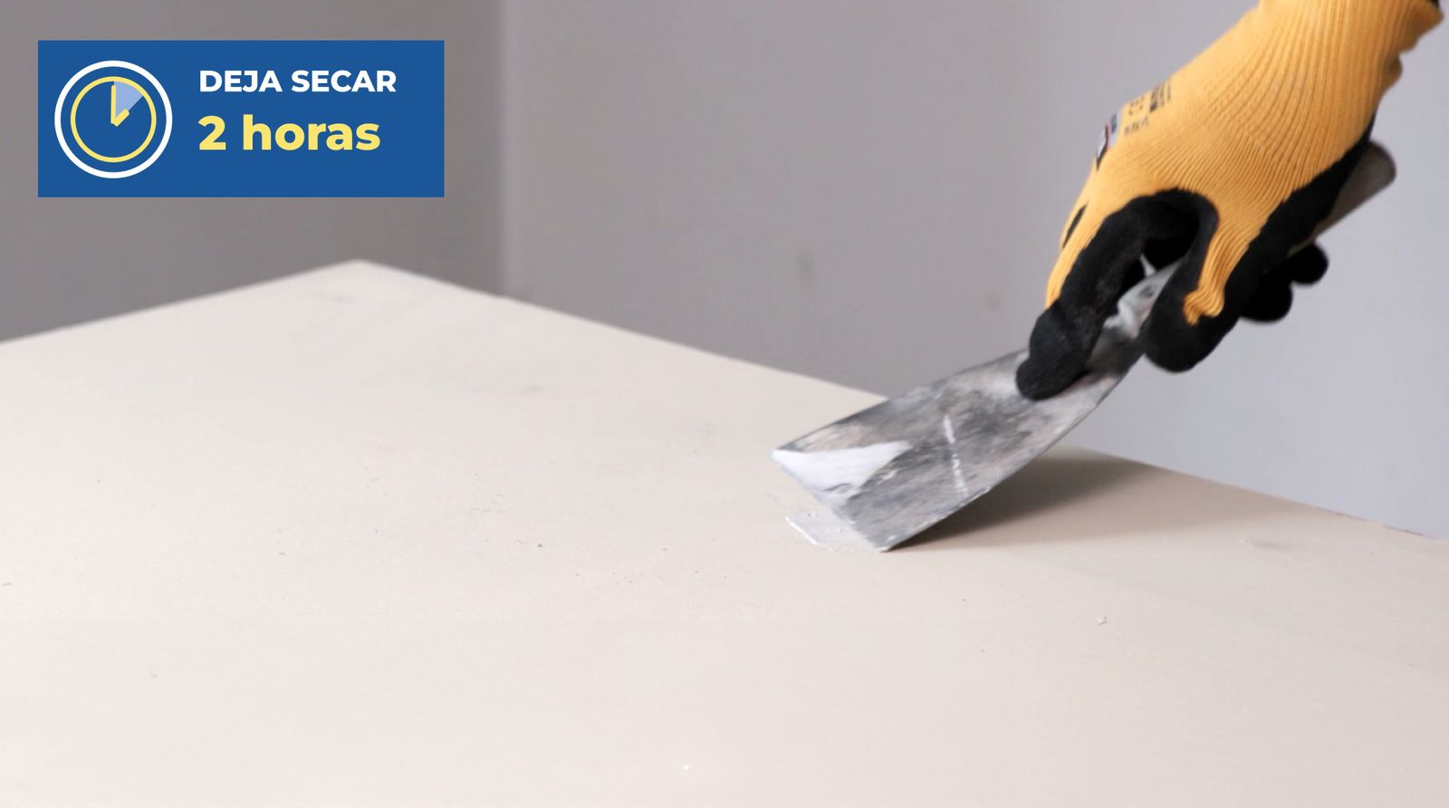 Aplicación de masilla de retape para tapar agujeros en puerta