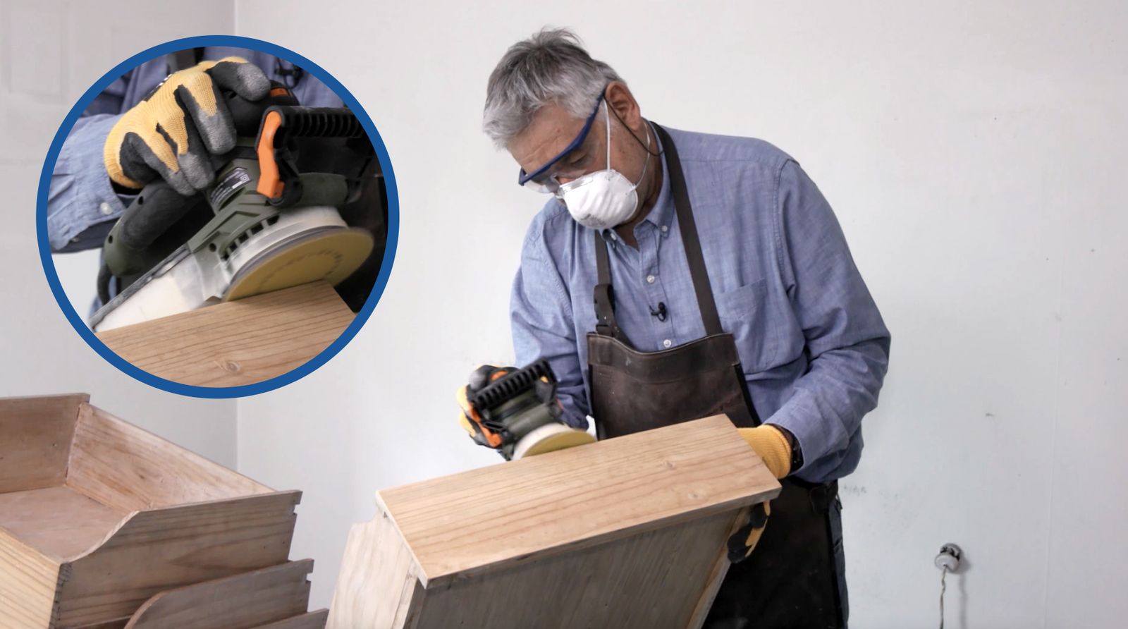 Lijado con lijadora orbital de los cajones de madera