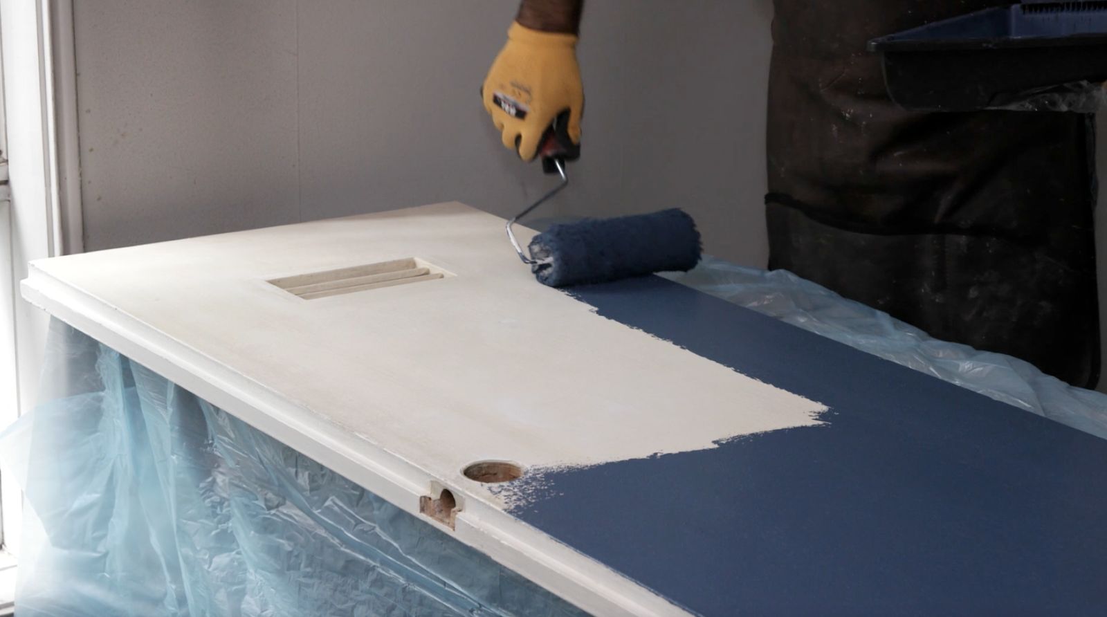 Pintado de las puertas del clóset empotrado con esmalte al agua